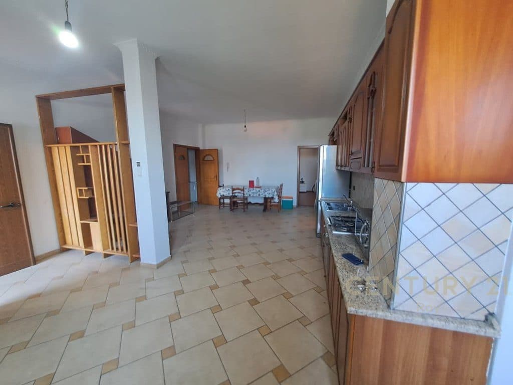 Vilë 4 Kateshe Me Perberje 7+3 per Shitje në Shijak - 200000€ !!..