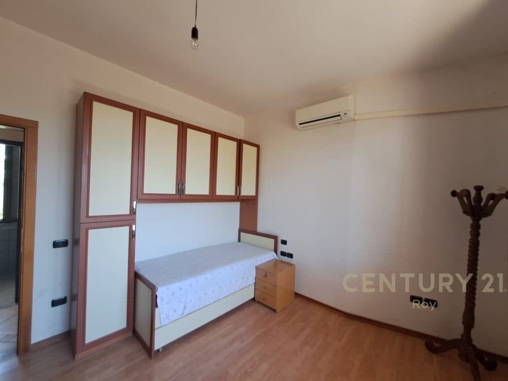 Vilë 4 Kateshe Me Perberje 7+3 per Shitje në Shijak - 200000€ !!..