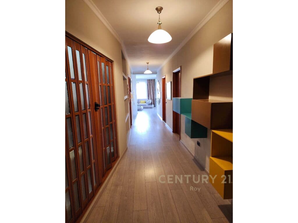 Jepet me Qira Super Apartament me pamje deti 2+1+2 me post parkimi te stacioni i trenit, Durrës!!! 3