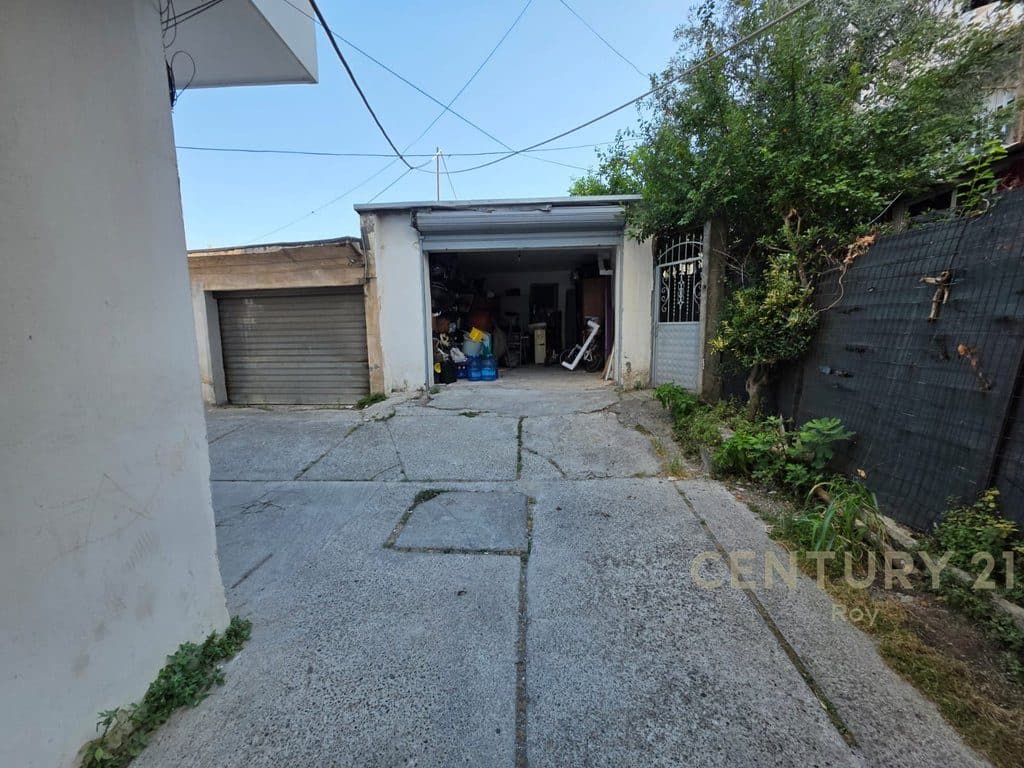 Shitet Apartament 2+1, Garazhd dhe 121m² Truall në Lagja nr.16, Durrës - 200000€ | 255 m² 2