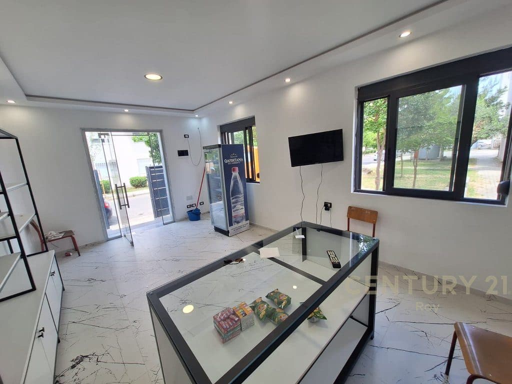 Dyqan Kat 1 për Qira në Lagja nr.16, ne mes Shkolles Teknologjike dhe te Fiskultures Durrës - 350€ | 30 m²