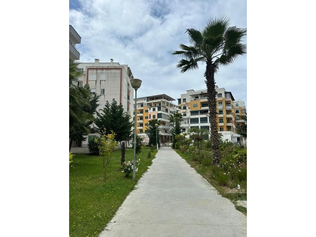 SHITET APARTAMENT 1+1 NE NJE KOMPLEKS REZIDENCIAL QERRET 50M NGA DETI!!!