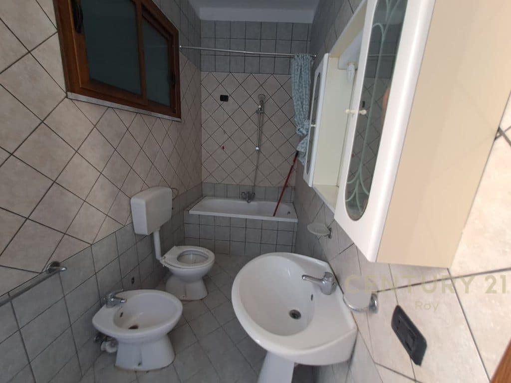 Vilë 4 Kateshe Me Perberje 7+3 per Shitje në Shijak - 200000€ !!..