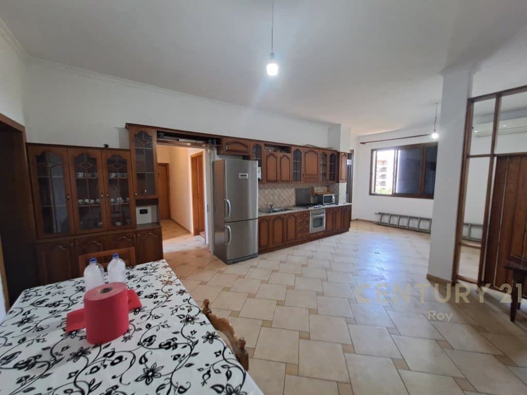 Vilë 4 Kateshe Me Perberje 7+3 per Shitje në Shijak - 200000€ !!..