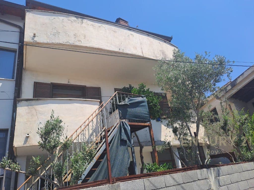 Vilë 4 Kateshe Me Perberje 7+3 per Shitje në Shijak - 200000€ !!..