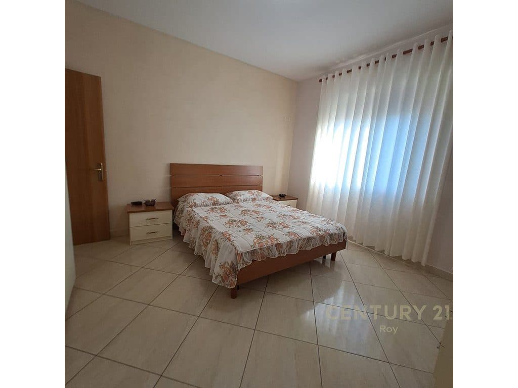 Ne Qender te Durresit Japim Apartament 3+1+2 me Qera.!! 2