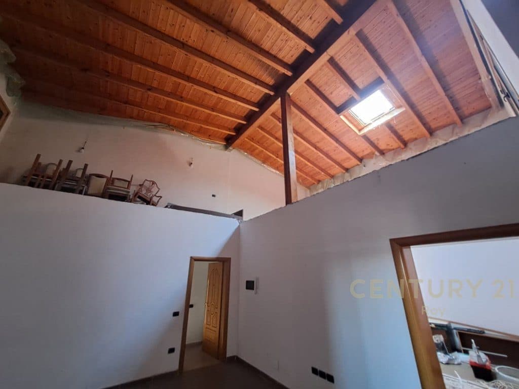 Vilë 4 Kateshe Me Perberje 7+3 per Shitje në Shijak - 200000€ !!..