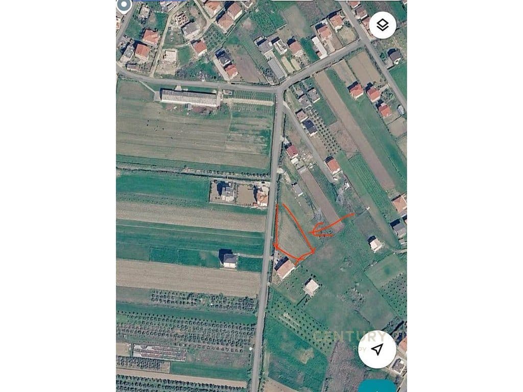 Shitet tokë me sipërfaqe 1780 m², e pozicionuar në një zonë me potencial të lartë zhvillimi në Golem Qendër.