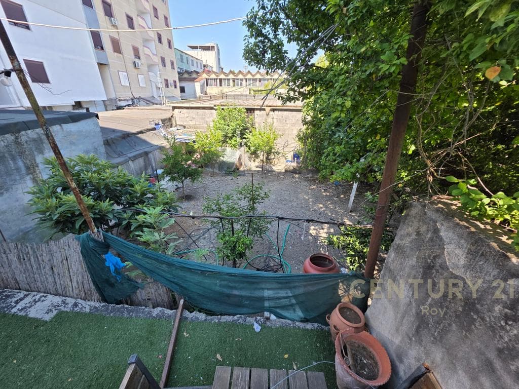 Shitet Apartament 2+1, Garazhd dhe 121m² Truall në Lagja nr.16, Durrës - 200000€ | 255 m² 3