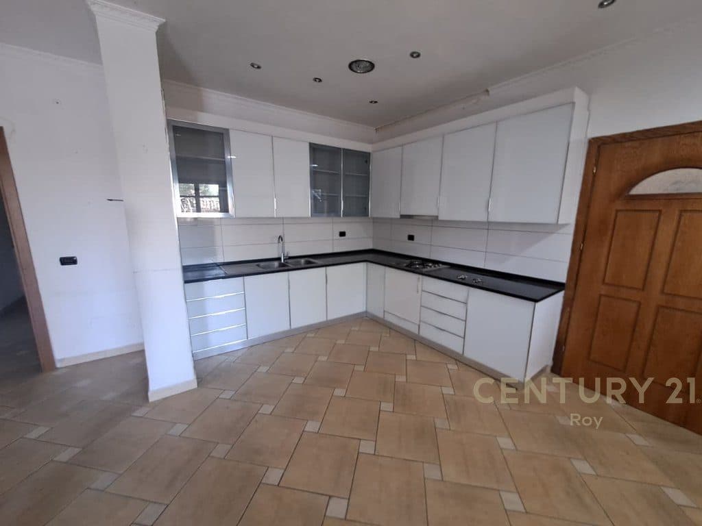 Vilë 4 Kateshe Me Perberje 7+3 per Shitje në Shijak - 200000€ !!..