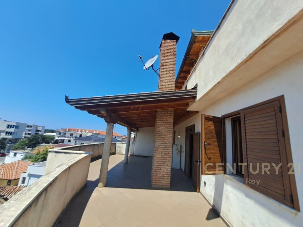 Vilë 4 Kateshe Me Perberje 7+3 per Shitje në Shijak - 200000€ !!..