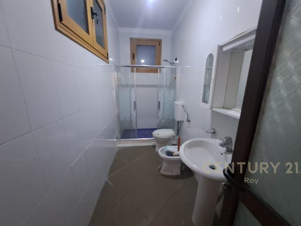 Vilë 4 Kateshe Me Perberje 7+3 per Shitje në Shijak - 200000€ !!..