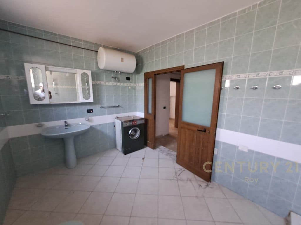 Vilë 4 Kateshe Me Perberje 7+3 per Shitje në Shijak - 200000€ !!..