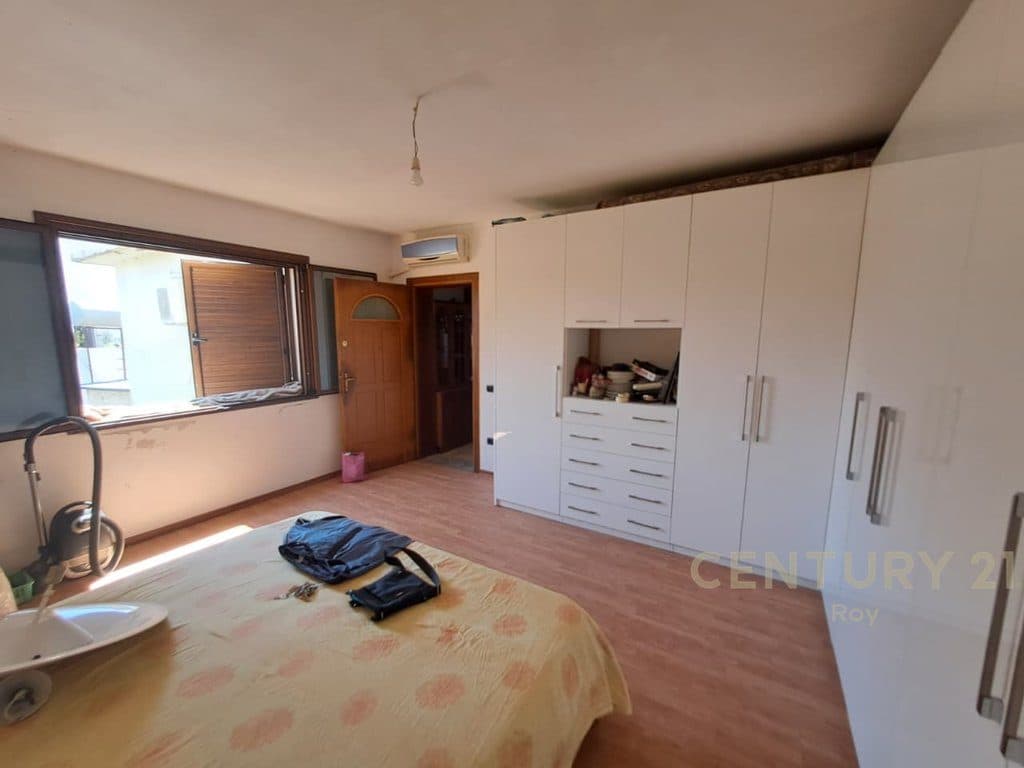 Vilë 4 Kateshe Me Perberje 7+3 per Shitje në Shijak - 200000€ !!..