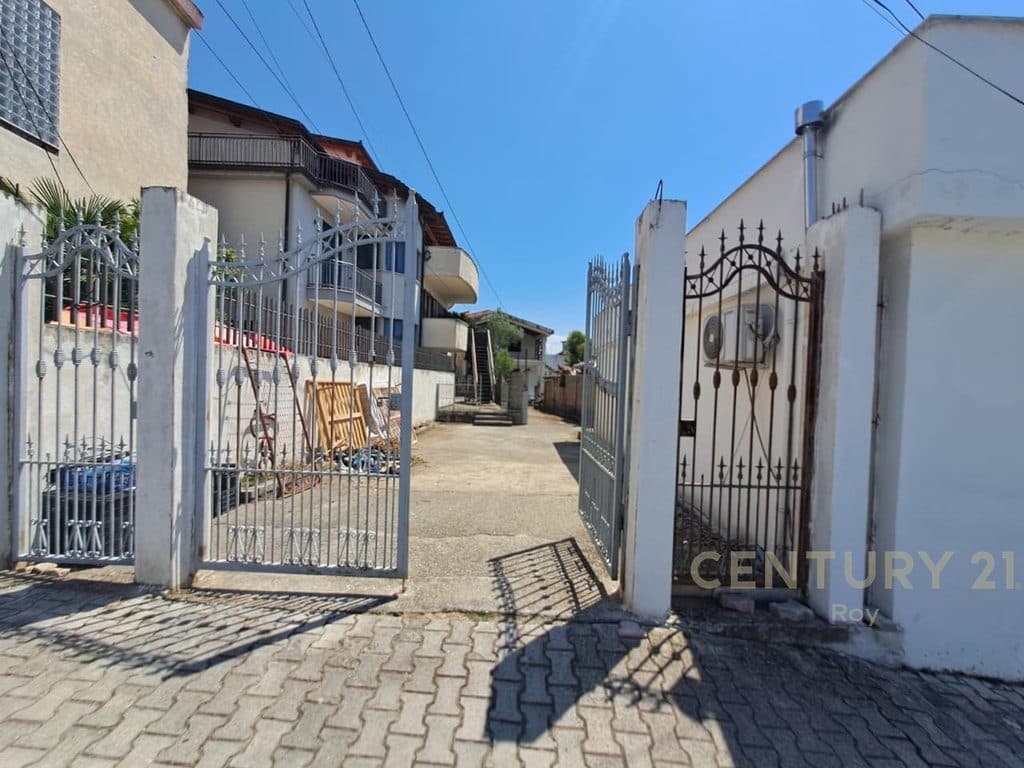 Vilë 4 Kateshe Me Perberje 7+3 per Shitje në Shijak - 200000€ !!..