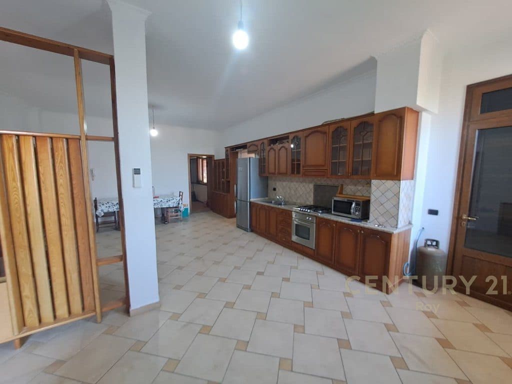 Vilë 4 Kateshe Me Perberje 7+3 per Shitje në Shijak - 200000€ !!..