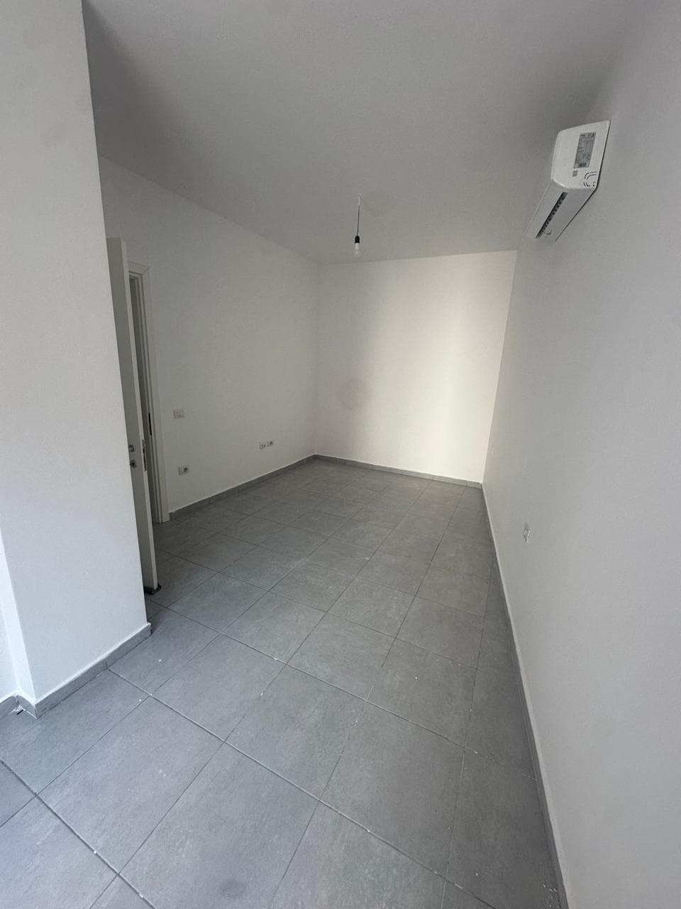 Apartament 2+1 me qira Rruga Barrikadave, Tiranë 2