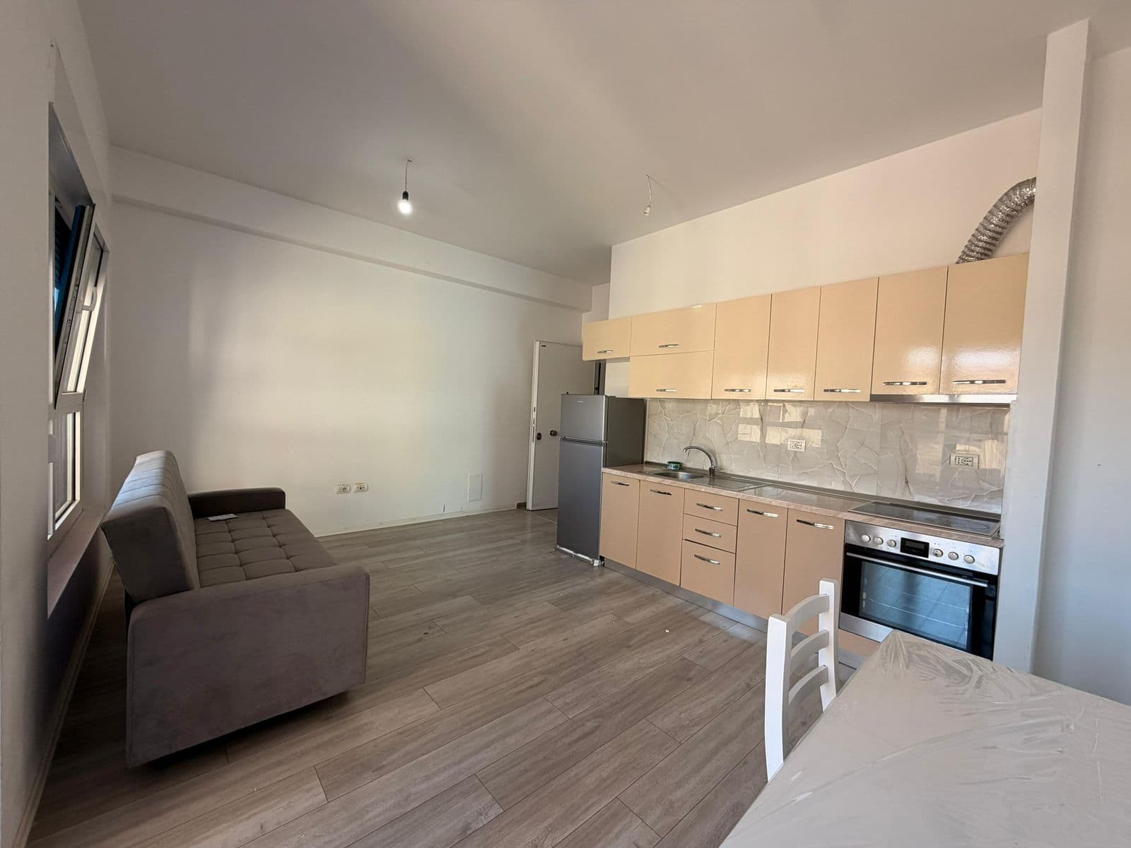 Apartament 1+1 me qira Ali Demi, Tiranë 3