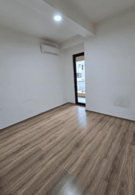 Zyra me qira 21 Dhjetori, Tiranë 4