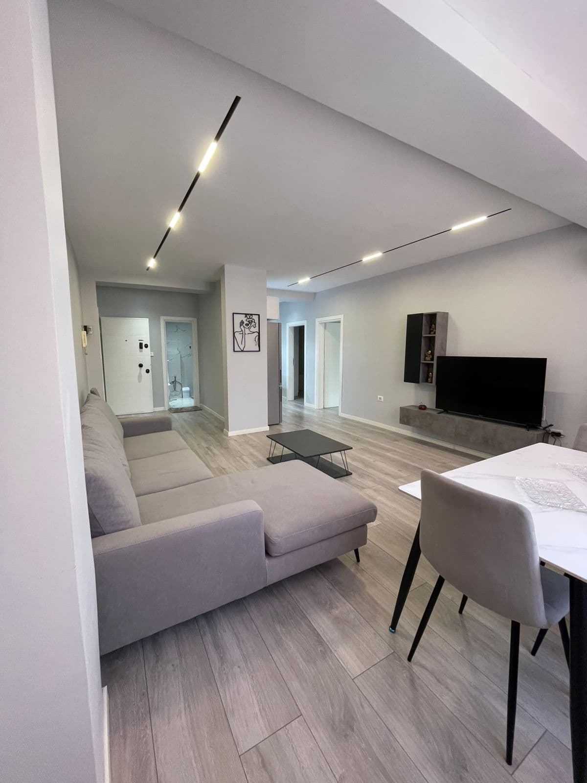 Apartament 2+1 me qira 21 Dhjetori, Tiranë 3