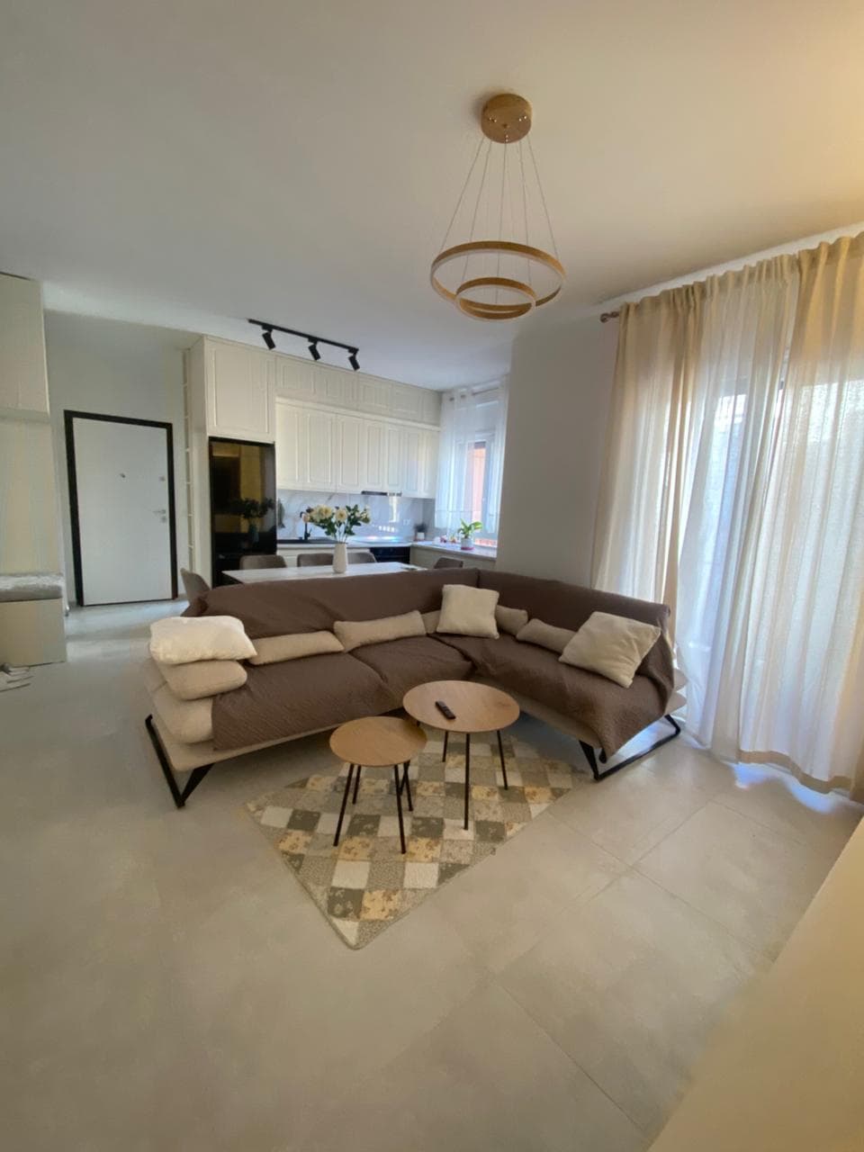 Apartament 2+1 me qira Pazari Ri, Tiranë 2