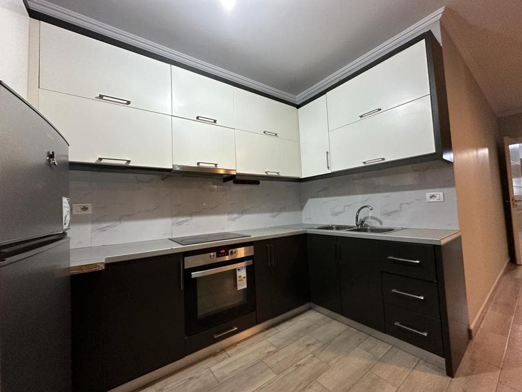 Shitet Apartament 4
