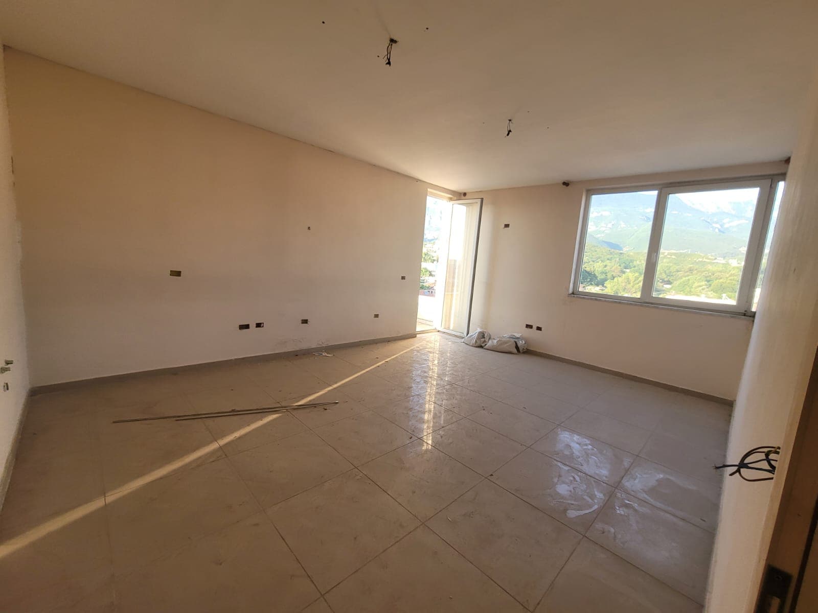 Shitet Apartament 3+1+1