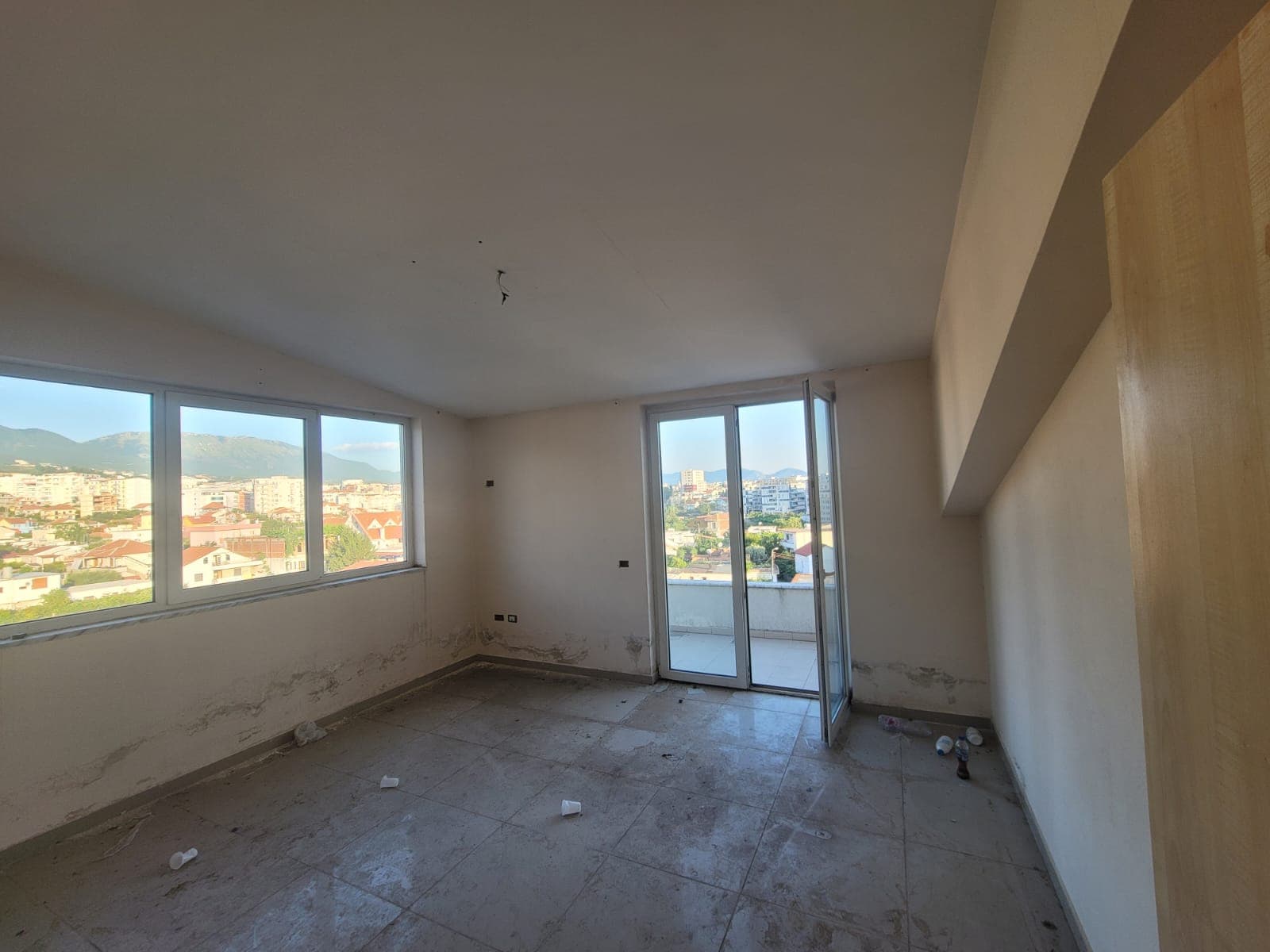 Shitet Apartament 3+1+1 4