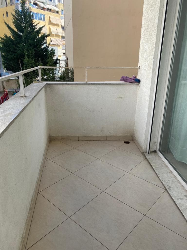 Shitet Apartament 4