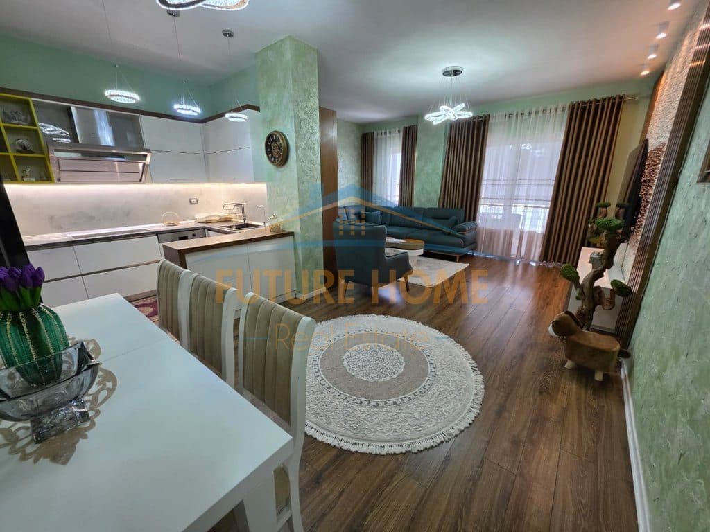 Qera, Apartament 2+1, Fresku, Tiranë. 4