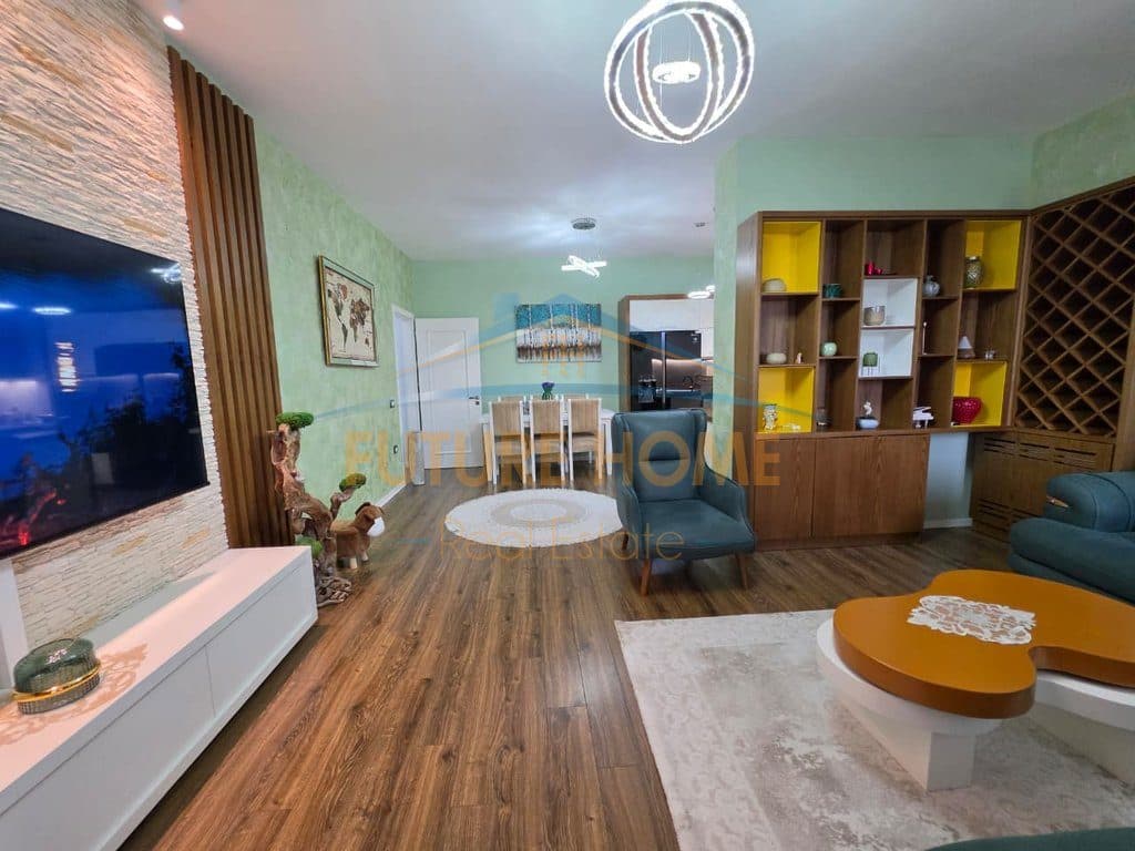 Qera, Apartament 2+1, Fresku, Tiranë. 3