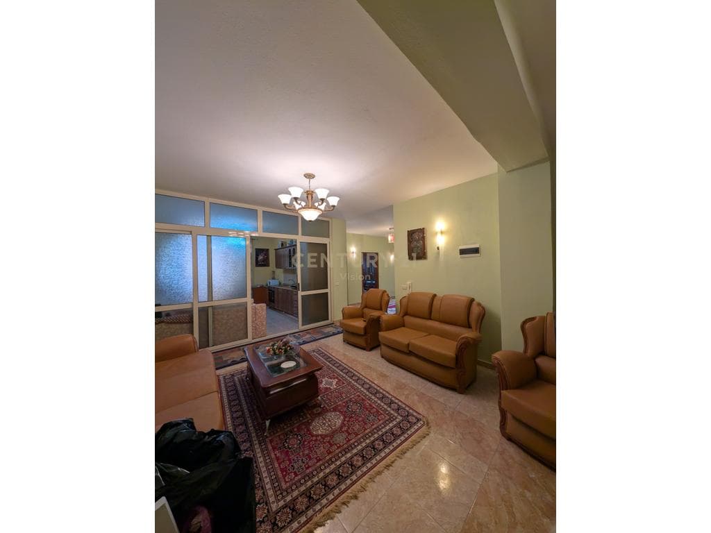 Apartament 2+2 sallone + 2 tualete për shitje në qendër Shkodër - 116 m² 2