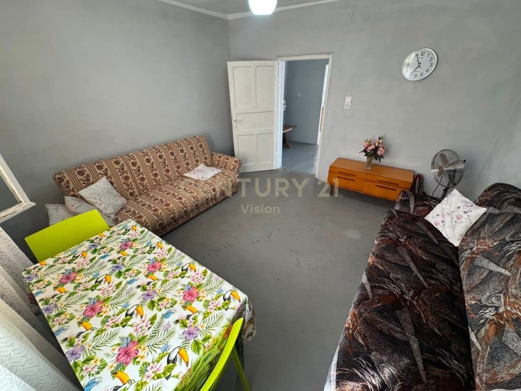 Shitet shtepi private pranë Kolpingut, Shkodër. Siperfaqe totale : 176m2 Siperfaqe trualli : 86m2 Tipologji : 2+1 Cmimi : 140.000€ 4