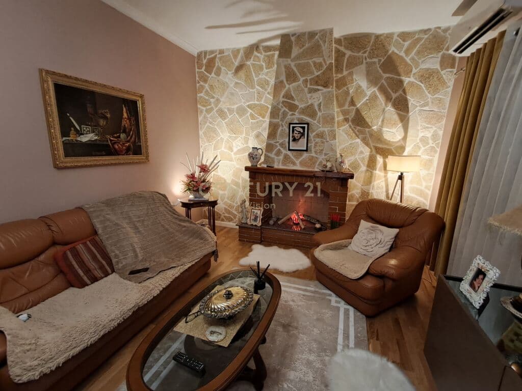 Vilë 3-katëshe + truall për shitje në Tophanë, Shkodër - 363 m² 2