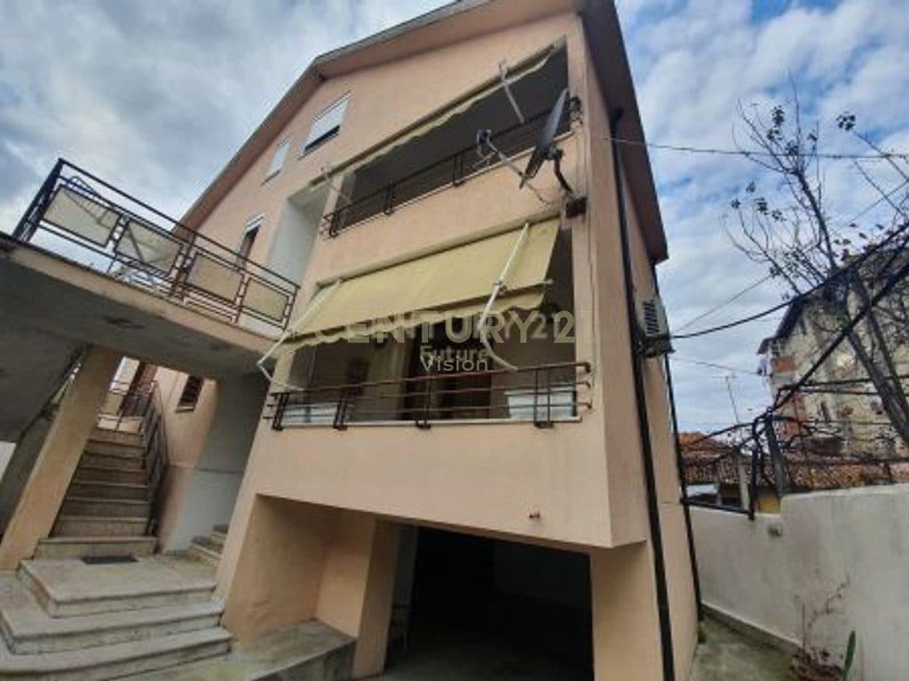 Vilë 3- kateshe në shitje afër Spitalit Rajonal, Shkodër - | 265 m²