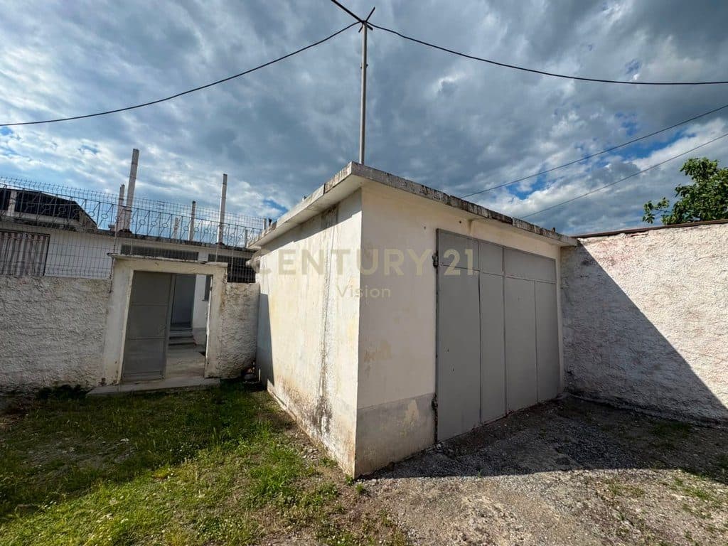 Shitet shtepi private pranë Kolpingut, Shkodër. Siperfaqe totale : 176m2 Siperfaqe trualli : 86m2 Tipologji : 2+1 Cmimi : 140.000€ 2
