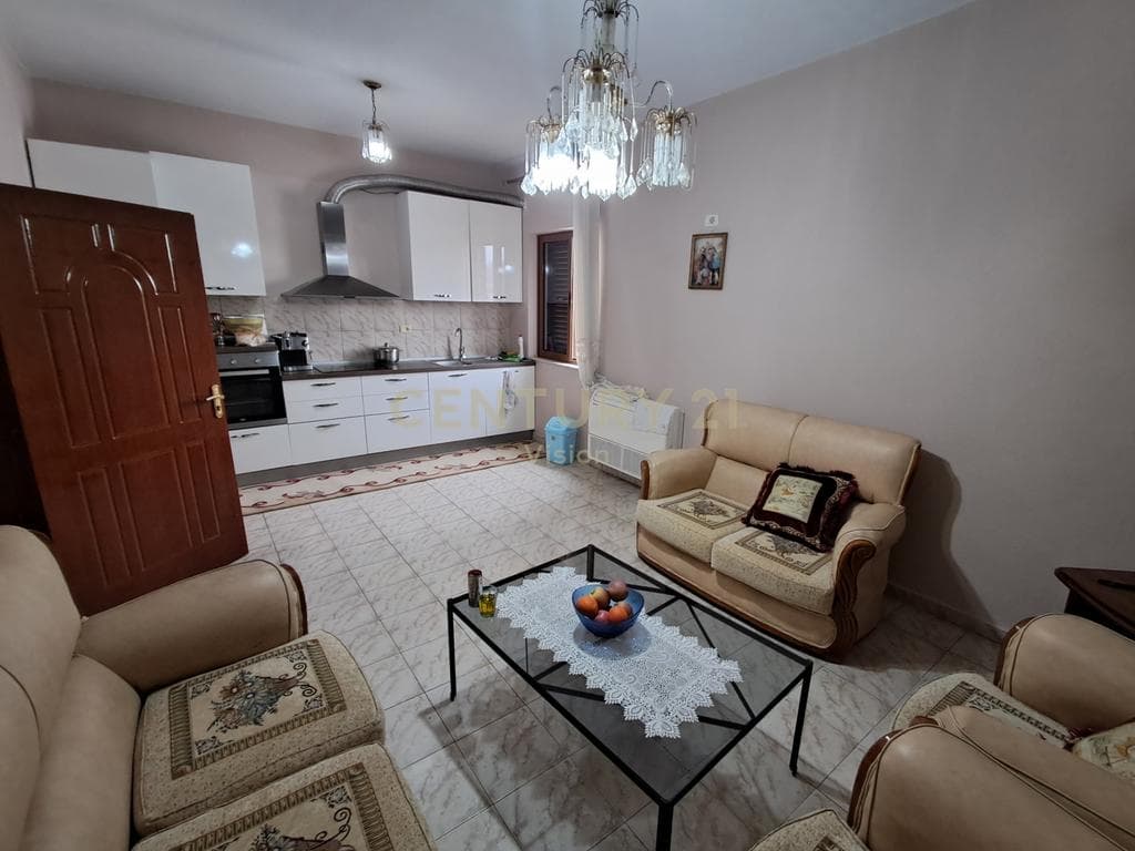 Vilë 2-katëshe + truall per shitje, Afër arrës së madhe , Shkodër