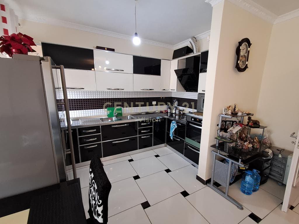 Apartament 2+1+2 me qira afer Kryqezimit te ish deges, Shkodër | 100 m² 3
