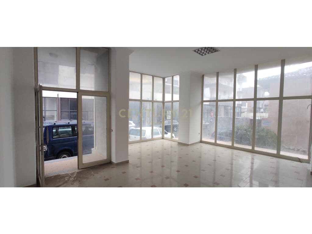 Commercial space for sale in Ura Dervish Beg, Shkodër - €269,100 | 207 m² 2
