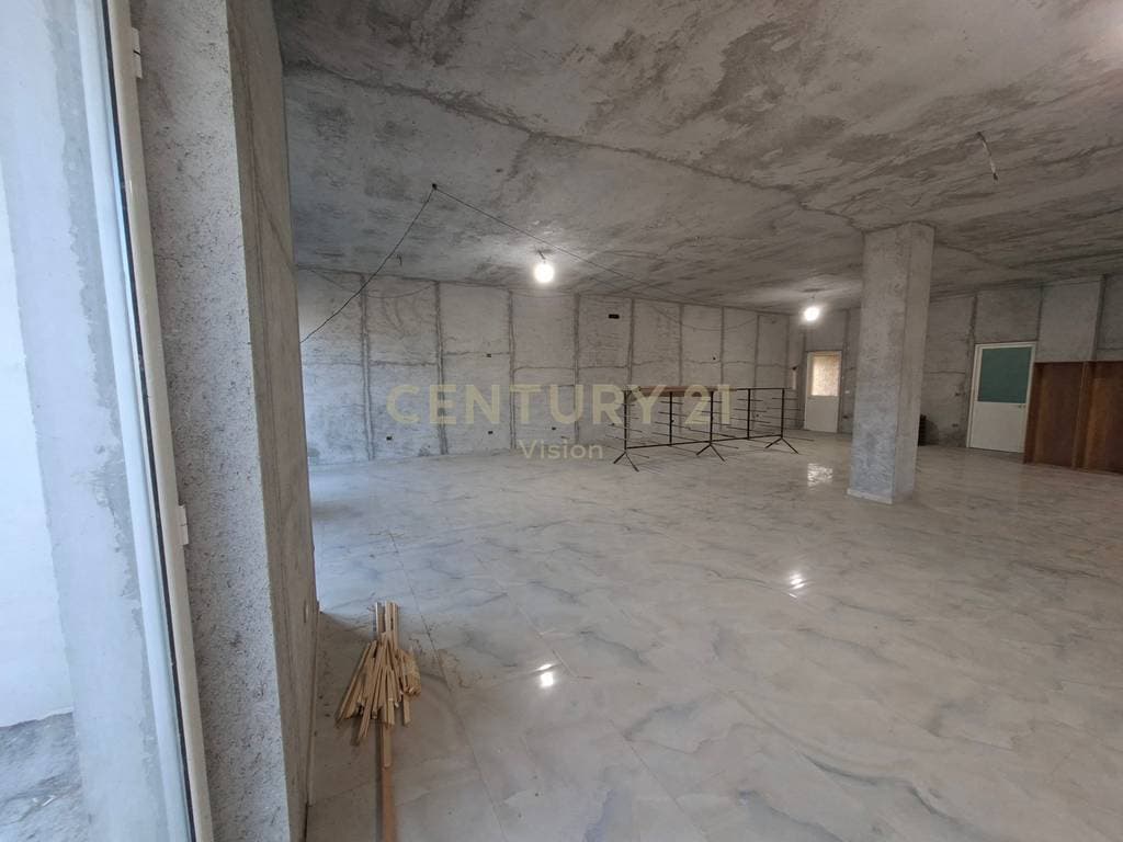 Hapësirë multifunksionale Me Qira në Periferinë e Shkodrës - 650€ | 575 m² 4
