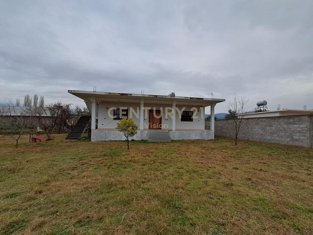Shtepi private + 2300 m2 toke per shitje, Bardhaj, Shkoder