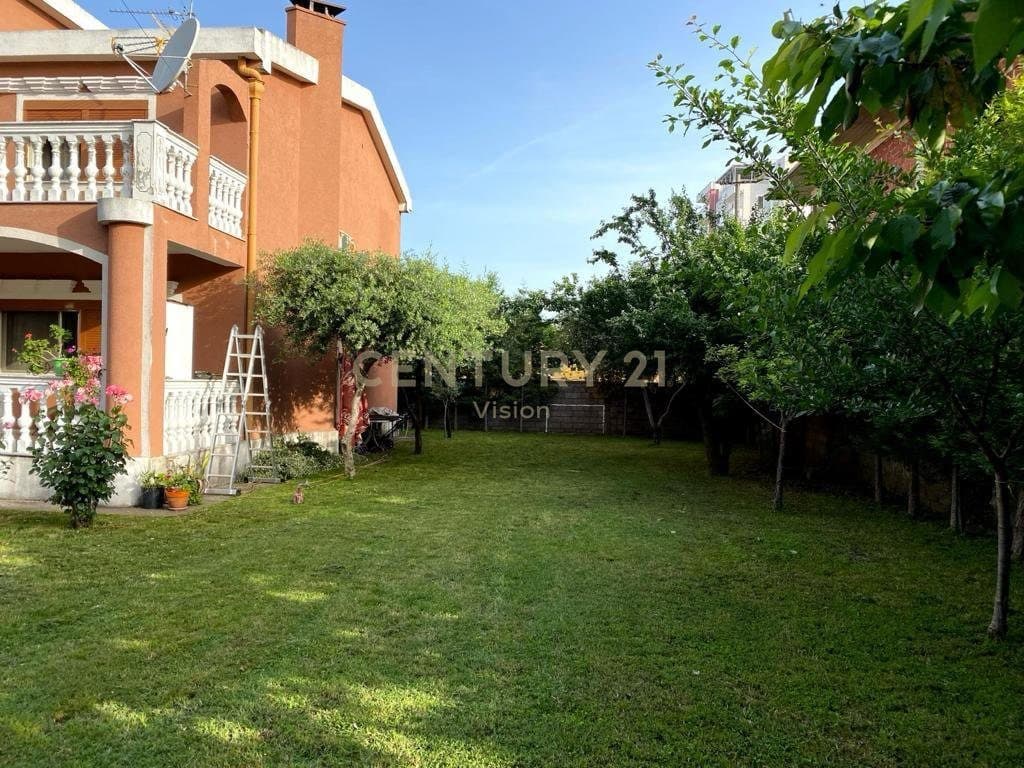 Shtëpi 3-kateshe + toke Për Shitje afer kopshtit Tom Alimhilli , Shkodër | 579.5 m²