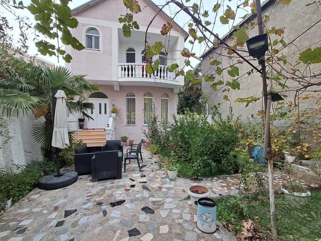 Vilë 2- katëshe + truall për Shitje në Shkodër, Dërgut - 280,000€ | 253 m² 2