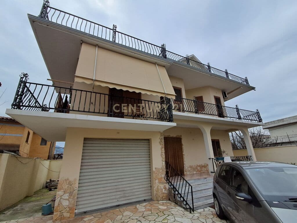Vilë 3-katëshe + truall për shitje në Tophanë, Shkodër - 363 m²