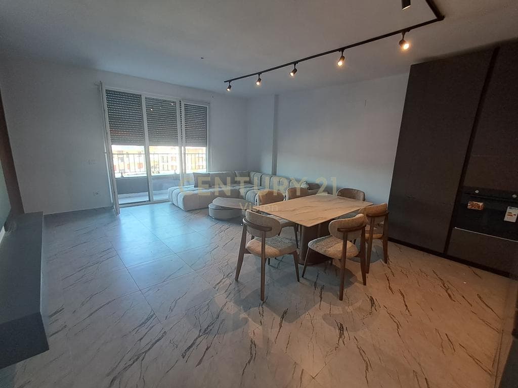 Apartament 3+1+3+ 2 ballkone per shitje, afer Arres se Madhe, Shkoder - 135 m2