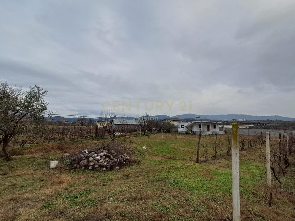 Shtepi private + 2300 m2 toke per shitje, Bardhaj, Shkoder 2