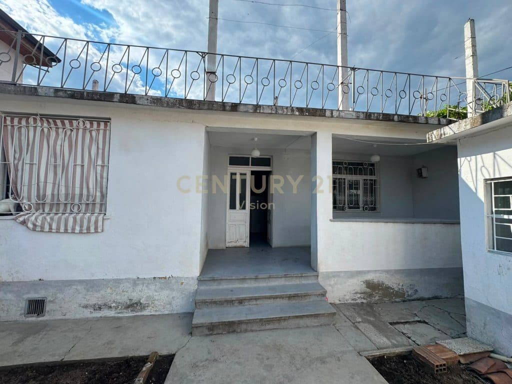 Shitet shtepi private pranë Kolpingut, Shkodër. Siperfaqe totale : 176m2 Siperfaqe trualli : 86m2 Tipologji : 2+1 Cmimi : 140.000€ 3