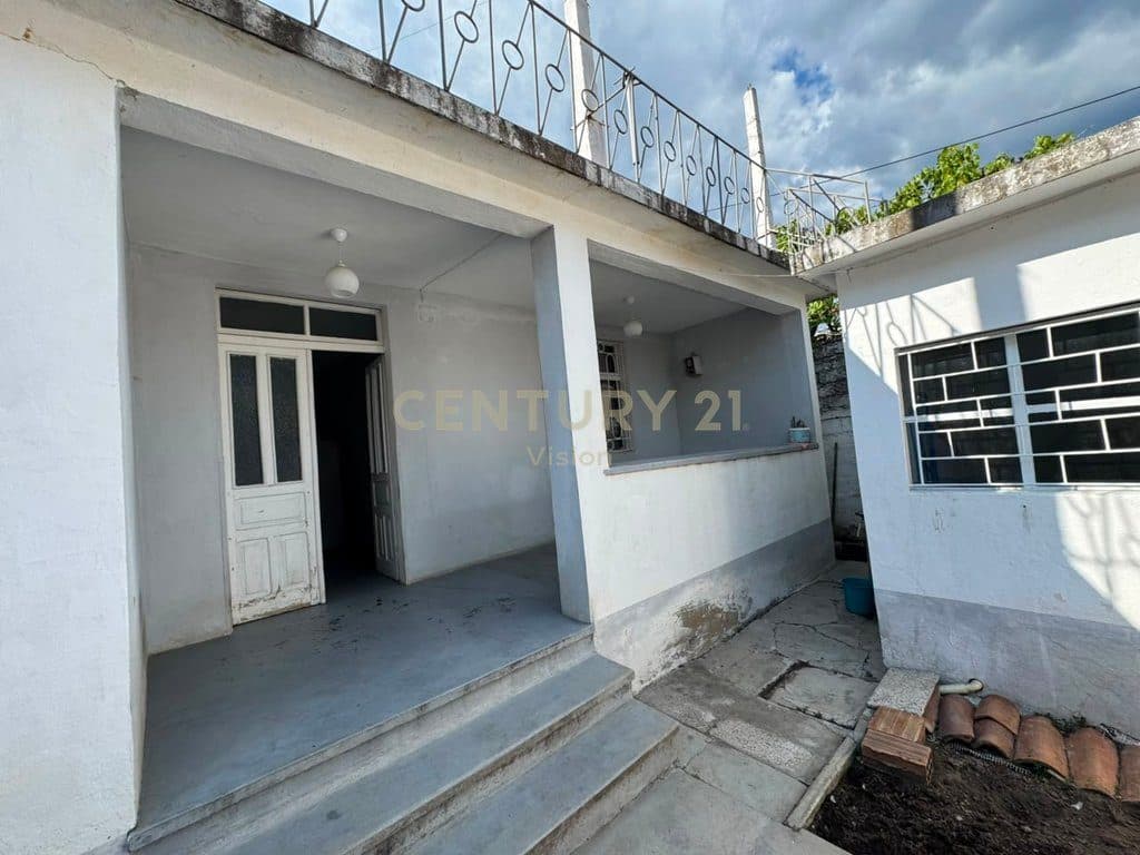 Shitet shtepi private pranë Kolpingut, Shkodër. Siperfaqe totale : 176m2 Siperfaqe trualli : 86m2 Tipologji : 2+1 Cmimi : 140.000€