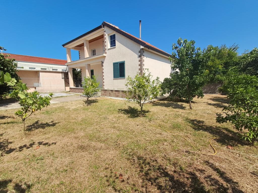 Ekskluzive Shtëpi private + truall + dy dyqane per shitje në Kiras, Shkodër | 609.2 m² 3