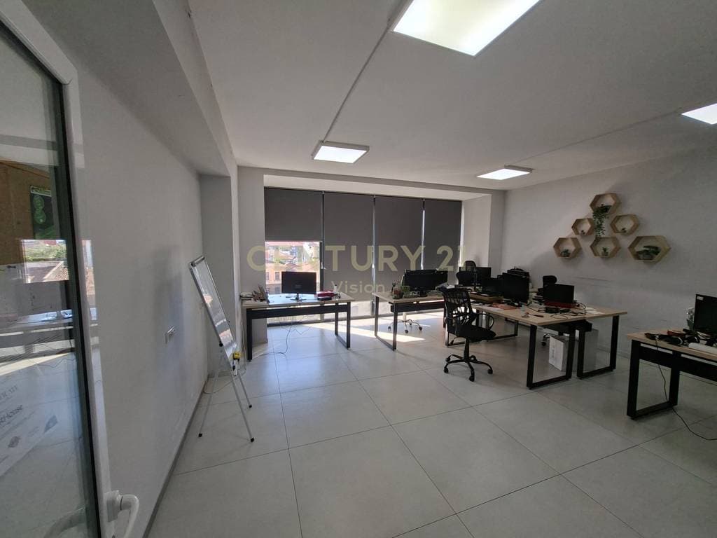 Business premises for rent in the center of Shkodra 4